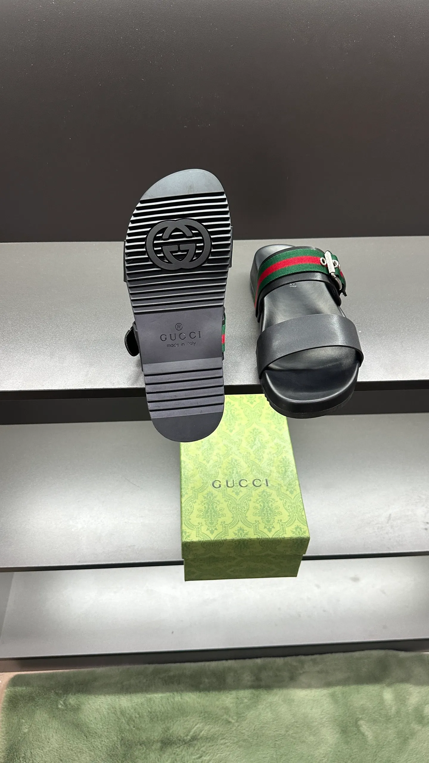 [G Home New Style] P: 300💰Men's size 39~45, (46. Customized) This slipper is made of GG polyester fiber and is decorated with a Gucci label on the front, which adds a striking logo feel to the style. "Gucci Made in Italy" stamped label Rubber sole Flat Made in Italy